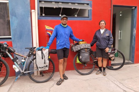 Bombeiros Militares acolhem casal de ciclistas em jornada pela América do Sul.