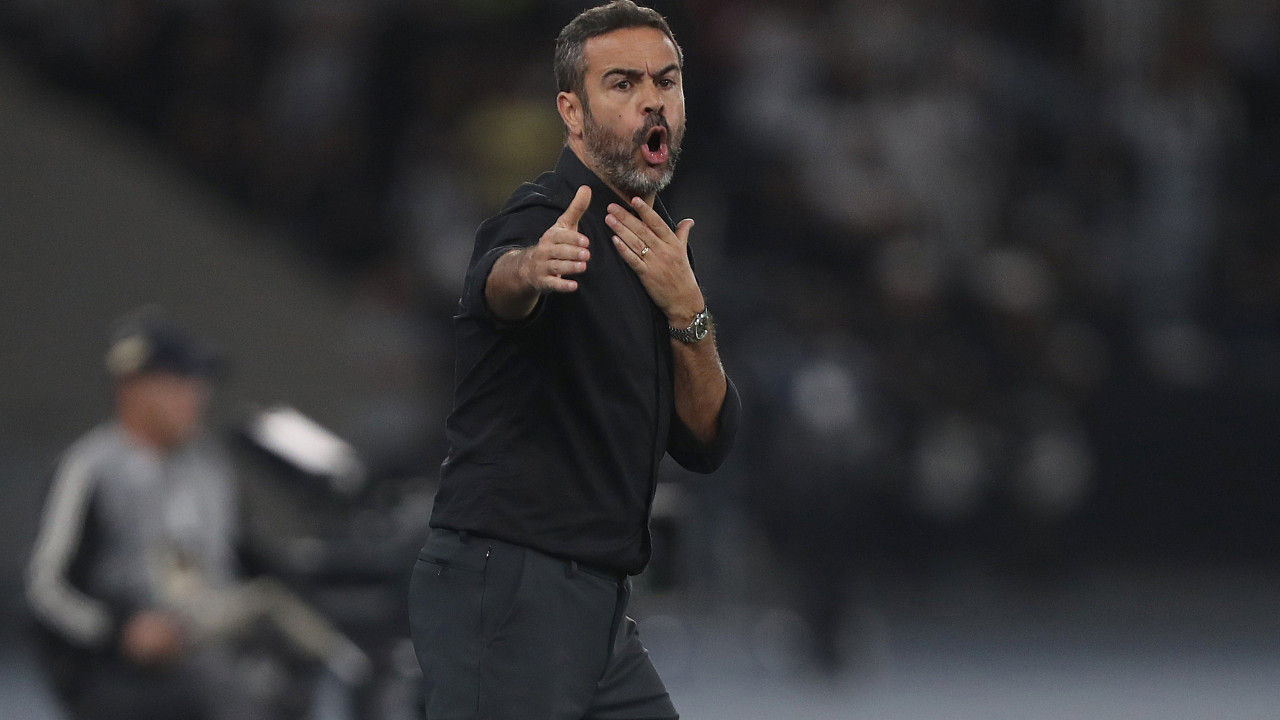 Artur Jorge promete Botafogo ambicioso em 'jogo mais importante da carreira'